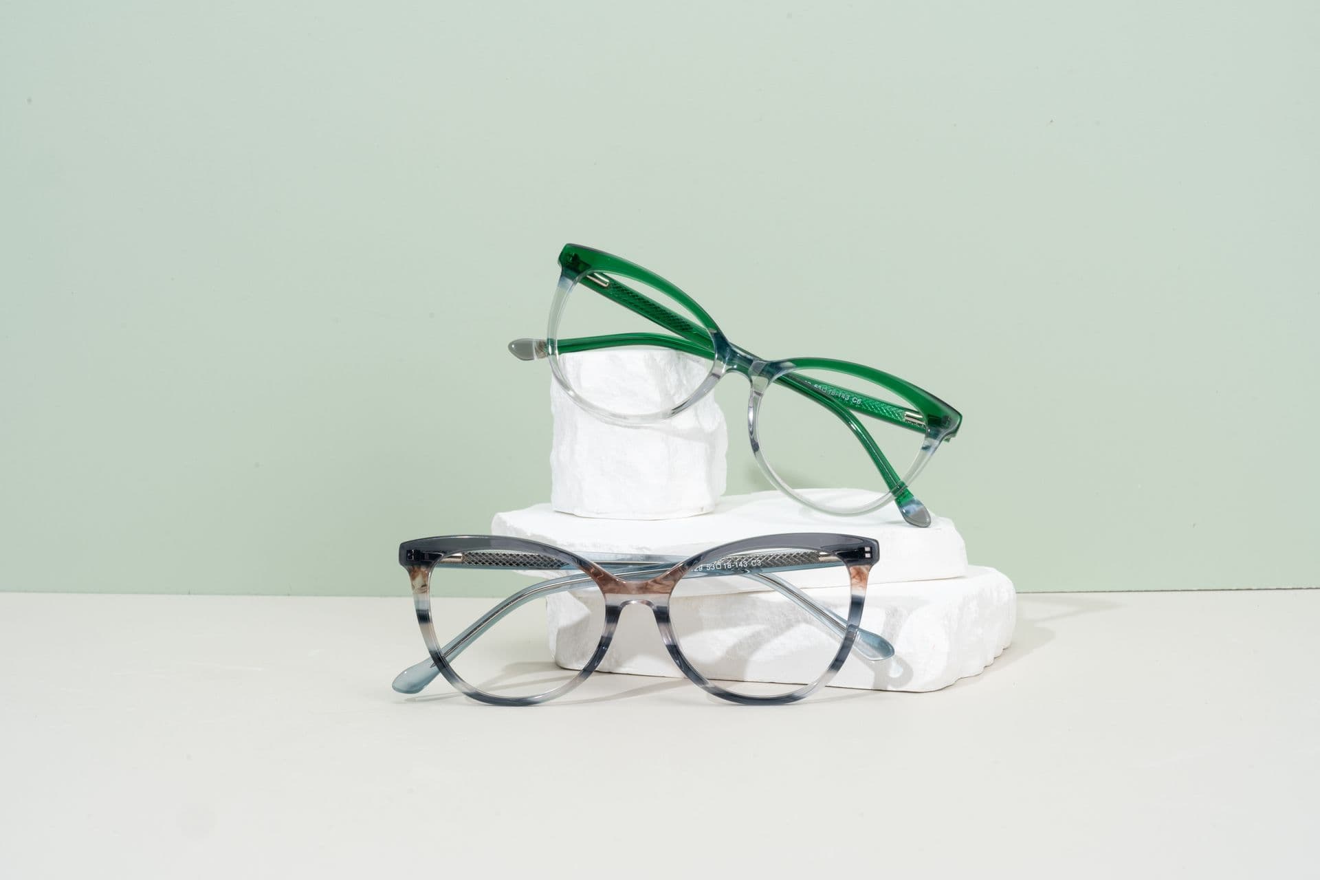 How to Choose Eyeglasses Online Without Trying Them On